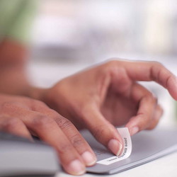 Dymo D1 nylontape 12mmx3,5m sort/hvid