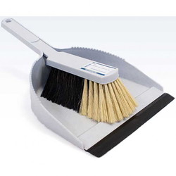 Fejebakkesæt med kost og fejebakke i grå