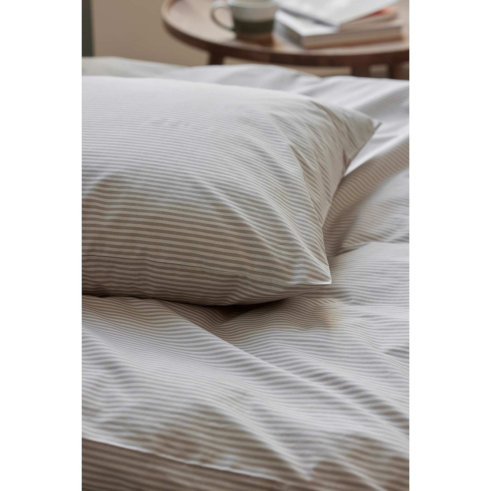 Södahl Classic Stripe sengetøj 140x200 cm taupe