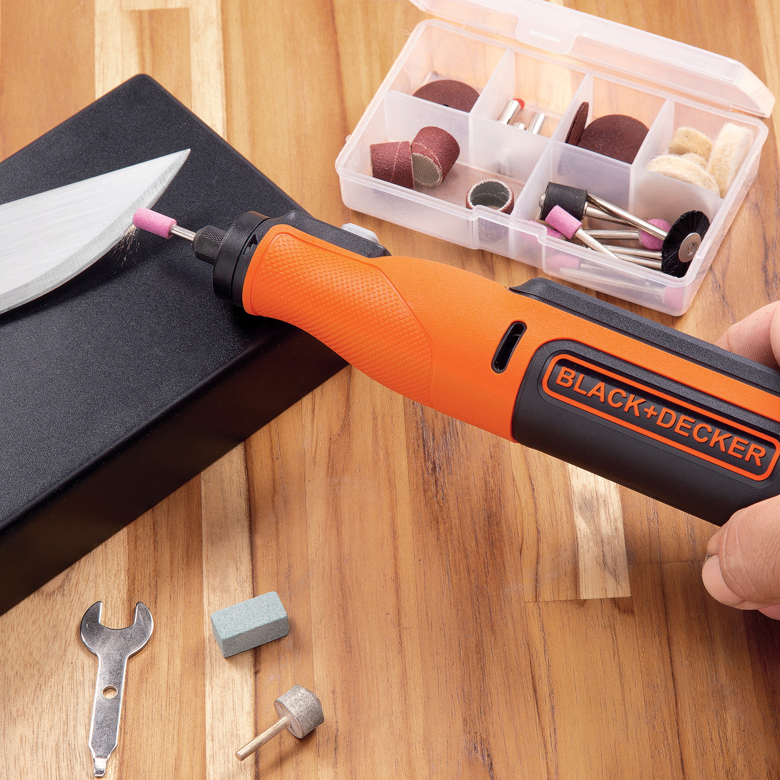 Black+Decker 7,2 V batteridrevet multiværktøj med 52 tilbehørsdele i værktøjskasse