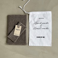 Care By Me SARA halstørklæde og håndvarmer dark sand One size 30x150cm